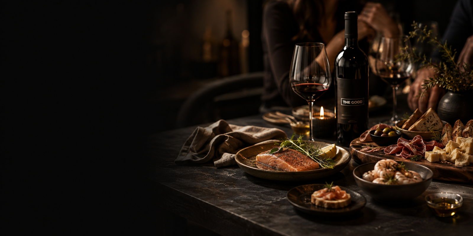 Mesa gastronómica con productos seleccionados, vino y trucha